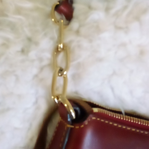 Dooney burgundy leather & gold chain shoulder bag EUC 9" X 5" X 2" - Picture 7 of 9